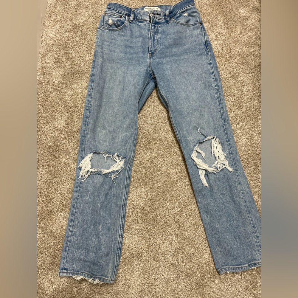 Selling Abercrombie jeans light wash size 26 and the white size 26,